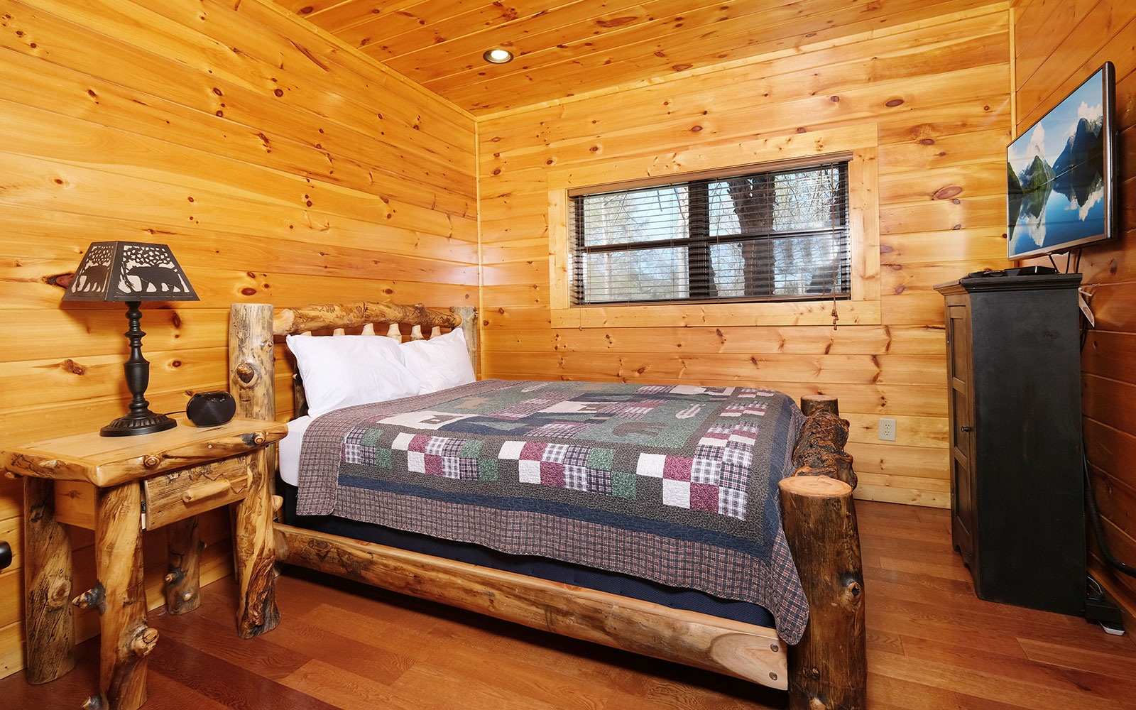 Red Bird Lodge | Pigeon Forge TN Cabins